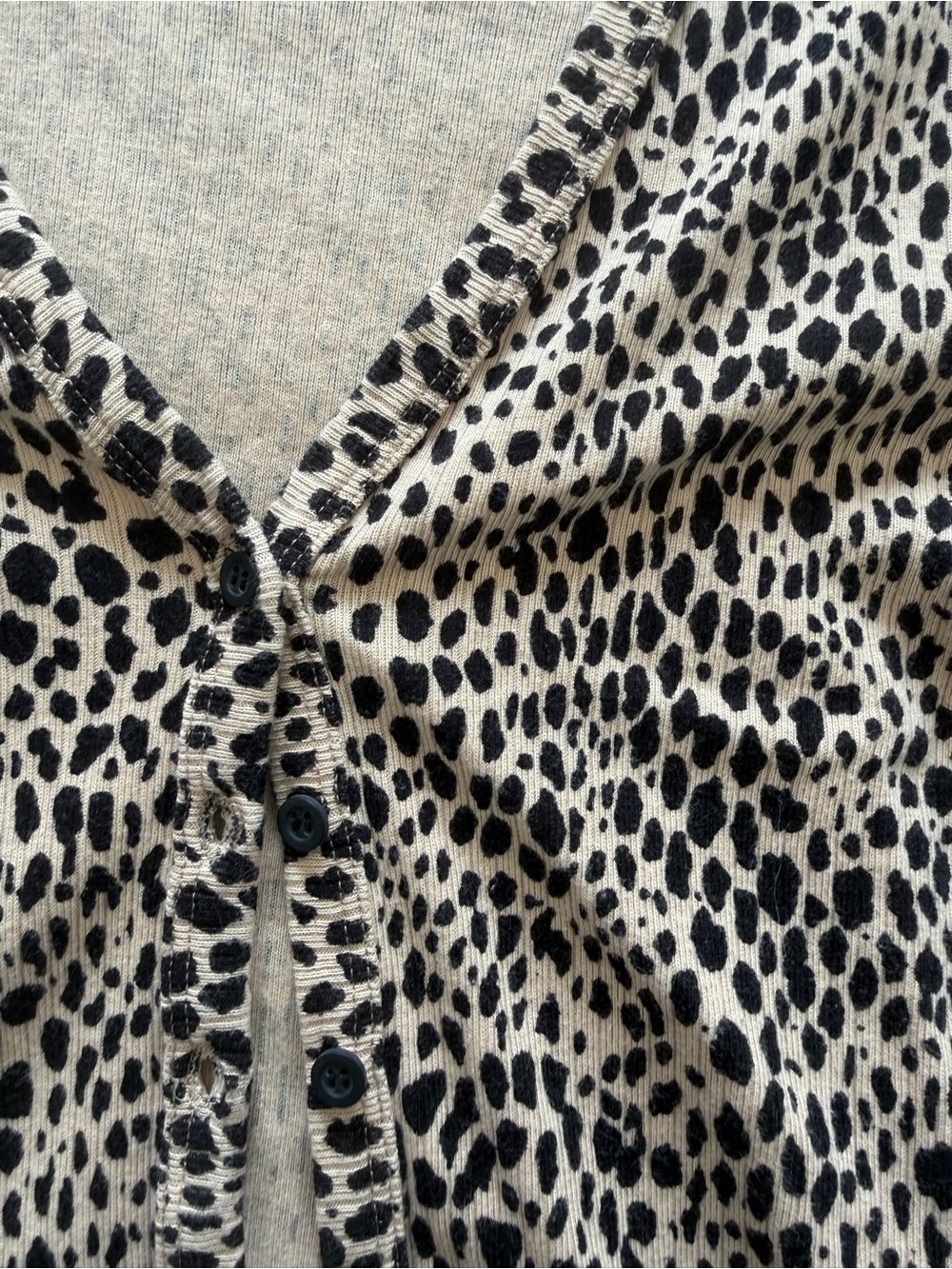 Brandy Melville Cheetah Print V-Neck Women's Sweater Cardigan - Beige and Black - Picture 2 of 4